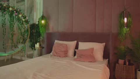 Mia online show from 11/17/25, 05:13