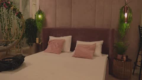 Mia online show from 11/26/25, 05:08