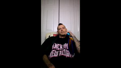 Snapshot of smokebandit420 chatting on 12/17/25, 01:55 smokebandit420 online show from 12/17/25, 01:55