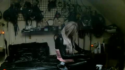 Snapshot of smokeslut365 chatting on 06/18/26, 02:12 smokeslut365 online show from 06/18/26, 02:12