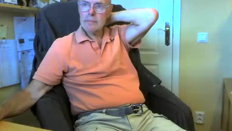 Snapshot of snickarn335731 chatting on 06/07/26, 04:44 snickarn335731 online show from 06/07/26, 04:44