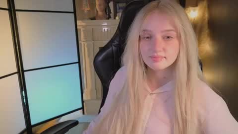 Snapshot of snowflakeskitty chatting on 06/07/26, 05:33 Ellie online show from 06/07/26, 05:33