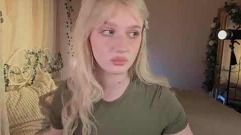 Snapshot of snowflakeskitty chatting on 07/24/26, 05:27 Ellie online show from 07/24/26, 05:27