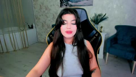 Snapshot of snowingwinter chatting on 05/18/26, 04:07 snowingwinter online show from 05/18/26, 04:07