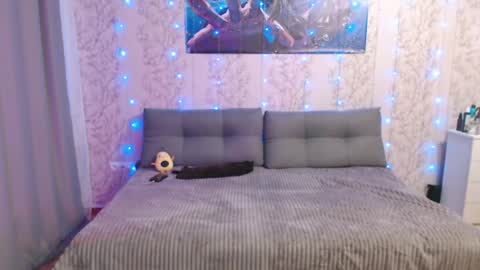 SnowWhate 00 online show from 05/18/26, 06:47
