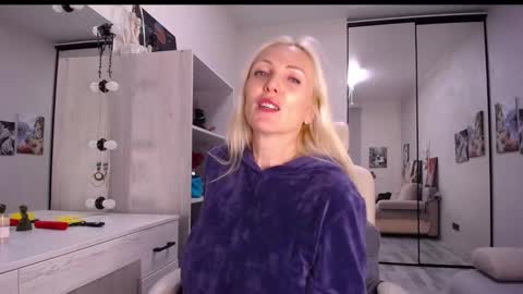 Monna online show from 11/11/25, 03:01