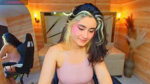 Snapshot of sofi_r_ chatting on 11/30/25, 01:26 sofi_r_ online show from 11/30/25, 01:26