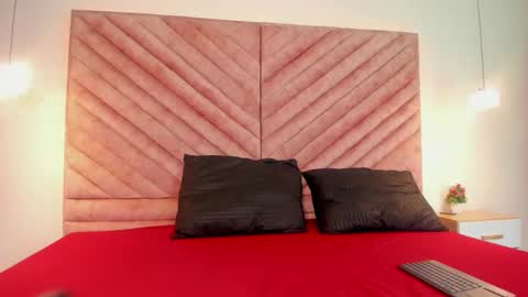 Snapshot of sofia__ll chatting on 12/17/25, 08:04 sofia__ll online show from 12/17/25, 08:04