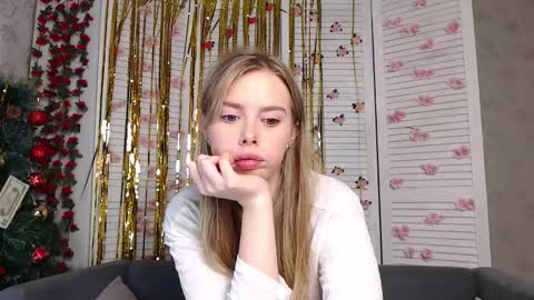 Snapshot of sofia_here chatting on 12/17/25, 12:16 Sofia here online show from 12/17/25, 12:16