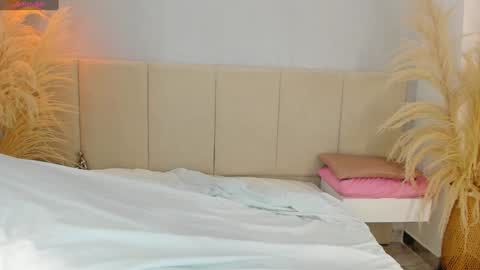 Snapshot of sofia_pamela chatting on 01/04/25, 06:30 SOFIA PAMELA online show from 01/04/25, 06:30