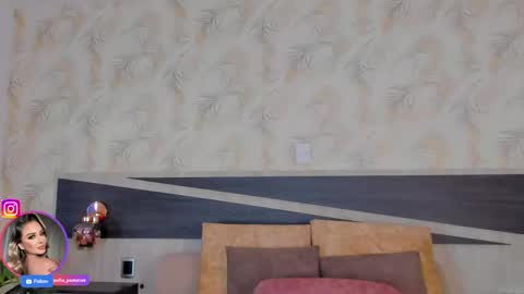 Snapshot of sofia_pamela_ chatting on 04/21/26, 01:42 online show from 04/21/26, 01:42