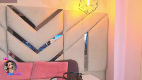 Snapshot of sofia_pamela_ chatting on 05/18/26, 07:09 online show from 05/18/26, 07:09
