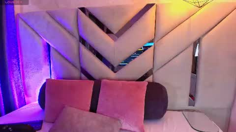 Snapshot of sofia_pamela_ chatting on 06/20/26, 06:22 online show from 06/20/26, 06:22