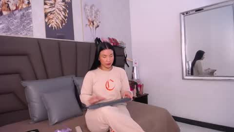 Snapshot of sofia_velez5 chatting on 05/17/26, 11:17 online show from 05/17/26, 11:17