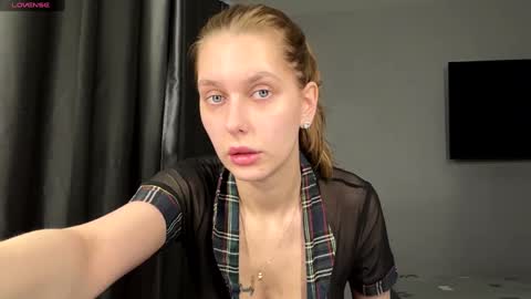 Hi My name is Sofia Welcome to my room Please thumbs up - its important online show from 01/11/26, 06:40