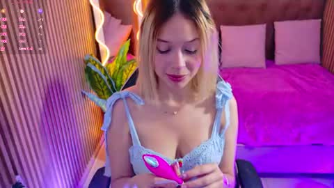 Snapshot of sofiapalmer_tay chatting on 07/15/26, 12:10 SOFI online show from 07/15/26, 12:10