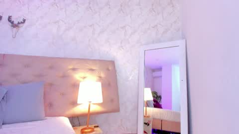 SofiaReyees online show from 11/12/25, 01:55