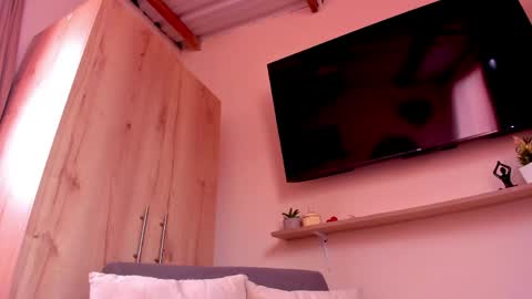 Snapshot of sofiavelez01 chatting on 05/18/26, 04:13 sofiavelez01 online show from 05/18/26, 04:13