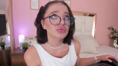 Snapshot of sofiiagudelo chatting on 02/14/25, 02:39 Sofi agudelo online show from 02/14/25, 02:39