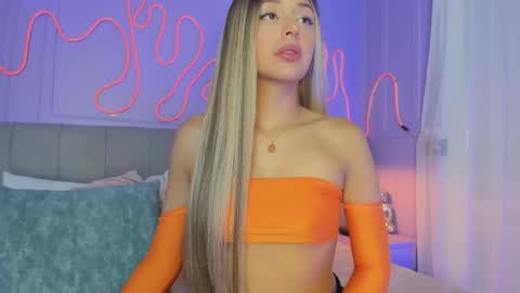 Snapshot of sofly_s chatting on 10/18/25, 12:06 Sofi online show from 10/18/25, 12:06