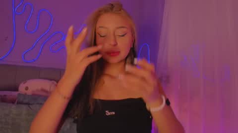 Snapshot of sofly_s chatting on 12/02/25, 11:48 Sofi online show from 12/02/25, 11:48