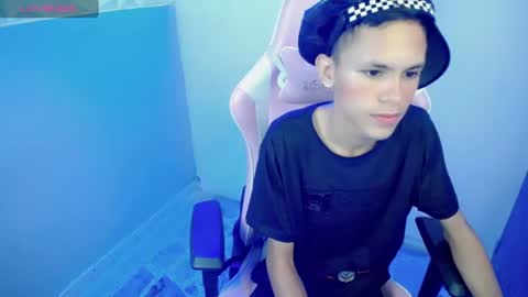 Snapshot of sombra_18 chatting on 06/15/26, 09:17 ESTEBAN online show from 06/15/26, 09:17