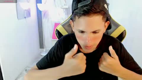 Snapshot of sombra_18 chatting on 07/06/26, 11:18 ESTEBAN online show from 07/06/26, 11:18