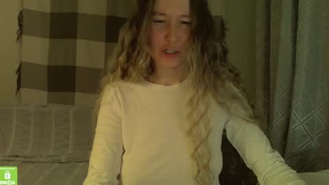 Snapshot of song_to_the_siren chatting on 01/10/25, 07:32 Mary online show from 01/10/25, 07:32