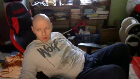 Snapshot of songoku81 chatting on 12/11/24, 10:03 Tom online show from 12/11/24, 10:03