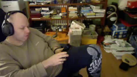 Snapshot of songoku81 chatting on 01/10/25, 04:09 Tom online show from 01/10/25, 04:09