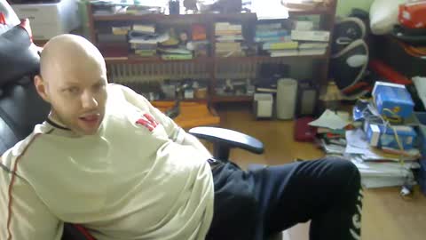 Snapshot of songoku81 chatting on 02/23/25, 02:46 Tom online show from 02/23/25, 02:46