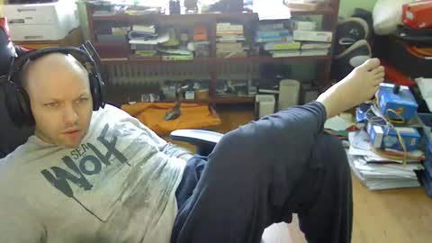 Snapshot of songoku81 chatting on 02/27/25, 08:28 Tom online show from 02/27/25, 08:28