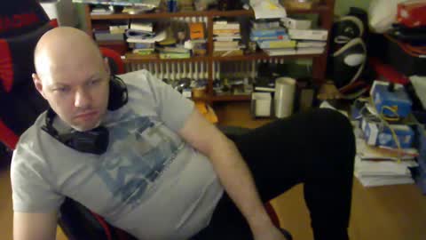 Snapshot of songoku81 chatting on 03/09/25, 01:04 Tom online show from 03/09/25, 01:04