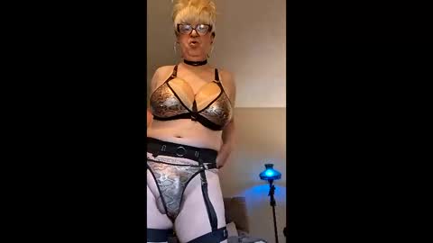 Snapshot of sonjastunning chatting on 06/08/26, 02:17 Silicone Sonja. online show from 06/08/26, 02:17