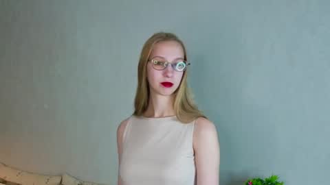 Snapshot of sonleduc chatting on 11/28/25, 01:52 Im Lina Welcome guys online show from 11/28/25, 01:52