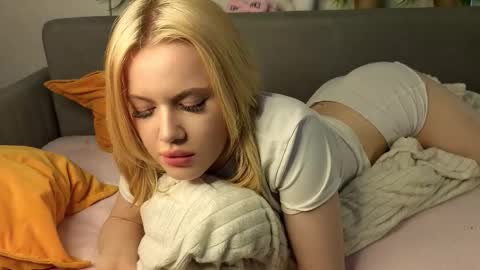 Snapshot of sonya_vibeme chatting on 03/03/26, 02:45 Sonya vibe online show from 03/03/26, 02:45