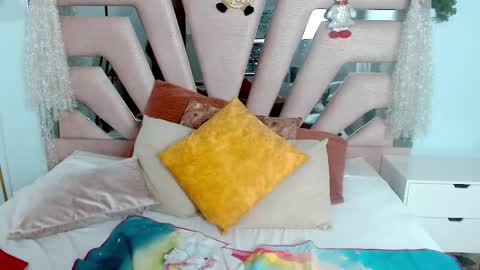 Snapshot of sophia_hadid chatting on 12/23/24, 10:12 Sophia online show from 12/23/24, 10:12