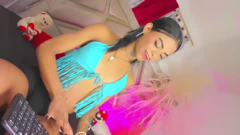 Snapshot of sophia_horny19 chatting on 07/08/26, 12:48 sophia_horny19 online show from 07/08/26, 12:48