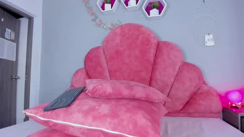 Snapshot of sophia_hoyos_ chatting on 01/07/25, 05:43 Sophi online show from 01/07/25, 05:43