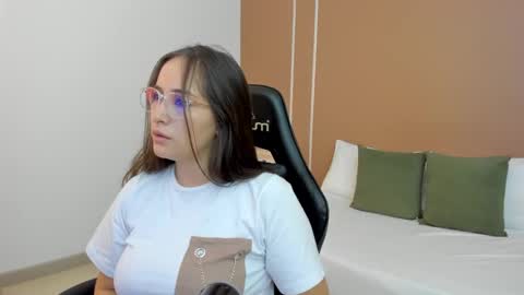 Snapshot of sophia_martinezz chatting on 09/26/25, 06:45 S O P H I A online show from 09/26/25, 06:45