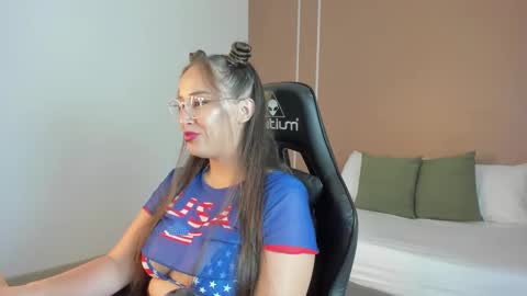 Snapshot of sophia_martinezz chatting on 10/14/25, 06:52 S O P H I A online show from 10/14/25, 06:52