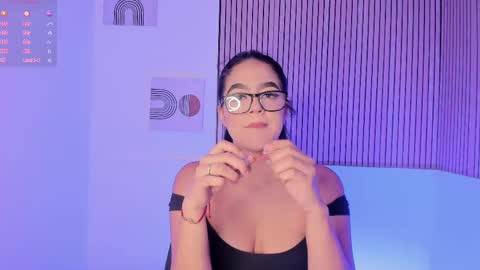 Snapshot of sophiaa_taylor_ chatting on 05/23/26, 01:48 online show from 05/23/26, 01:48