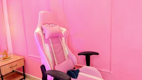 Snapshot of sophiawhite__ chatting on 01/07/25, 01:03 SOPHIA online show from 01/07/25, 01:03