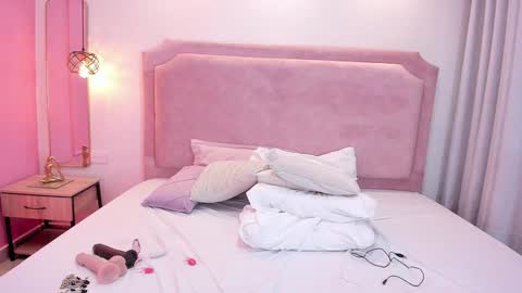 Snapshot of sophiawhite__ chatting on 02/20/25, 07:52 SOPHIA online show from 02/20/25, 07:52