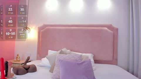 Snapshot of sophiawhite__ chatting on 09/30/25, 01:49 SOPHIA online show from 09/30/25, 01:49