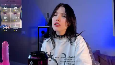 sophie_nomenal_ online show from 11/28/25, 02:14