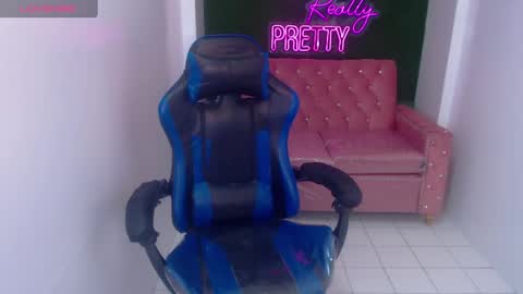 Snapshot of sophie_t_ chatting on 02/15/25, 05:17 Sofia online show from 02/15/25, 05:17