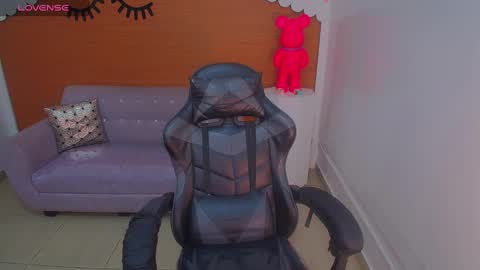 Snapshot of sophie_t_ chatting on 02/26/25, 03:32 Sofia online show from 02/26/25, 03:32