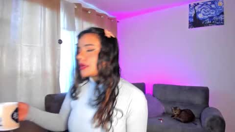 Snapshot of sophie_t_ chatting on 10/28/25, 12:19 Sofia online show from 10/28/25, 12:19