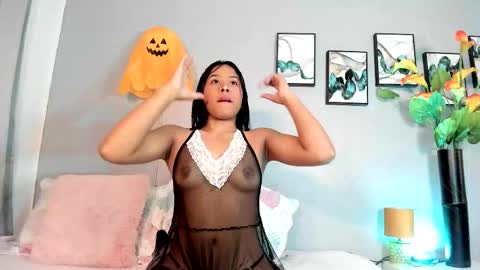 sophie_w1 online show from 10/23/25, 12:15